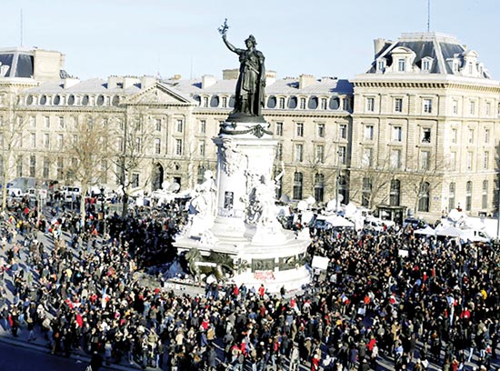 Người dân Pháp tập trung tại Quảng trường Republique (Paris). 