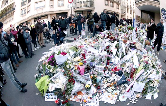 Người dân Pháp đặt hoa tưởng niệm các nạn nhân gần trụ sở Tạp chí Charlie Hebdo. 