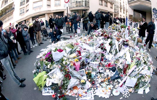 Người dân Pháp đặt hoa tưởng niệm các nạn nhân gần trụ sở Tạp chí Charlie Hebdo.