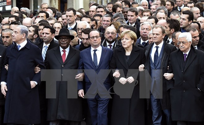 Tổng thống Pháp Francois Hollande cùng các nhà lãnh đạo thế giới vòng tay đoàn kết cùng đoàn người tuần hành ở thủ đô Paris, Pháp. (Nguồn: AFP/TTXVN)