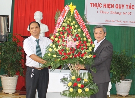 Lãnh đạo Bệnh viện Đa khoa tỉnh tặng hoa chúc mừng hội thi