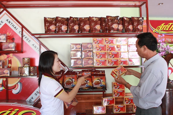 Nhân viên Công ty Cà phê An Thái giới thiệu sản phẩm của công ty.   