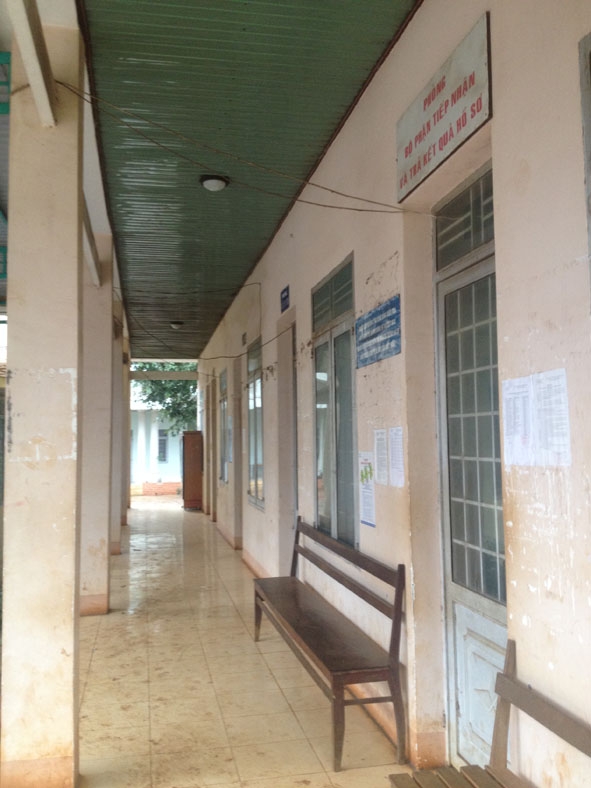 Phòng đăng ký một cửa trong “Ngày thứ bảy làm việc” xã Cuôr Đăng  tạm đóng cửa vì vắng bóng người đến giao dịch.