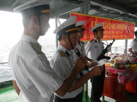 : Trên con tàu HQ 936, Thượng tá Bùi Đình Dương-Lữ đoàn phó Lữ đoàn 146 đọc diển văn tưởng niệm.