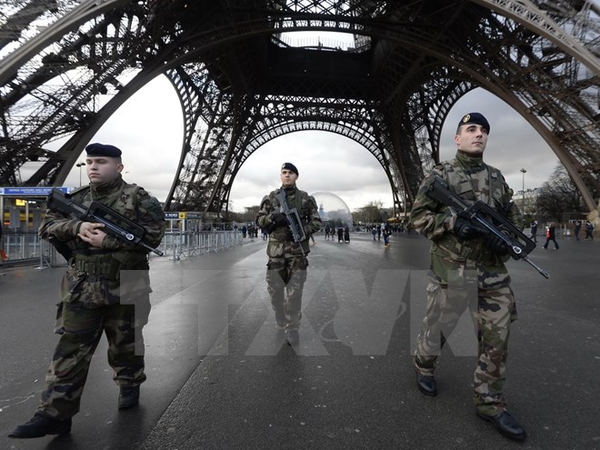 Binh sĩ Pháp tuần tra tại thủ đô Paris. (Nguồn: AFP/TTXVN)