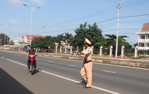 CSGT Công an TP. Buôn Ma Thuột đang làm nhiệm vụ trên đường Lê Duẩn.