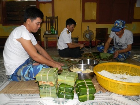 Bánh chưng được gói bằng lá dong xanh và gạo nếp thơm từ đất liền gửi tặng cho đảo Sinh Tồn