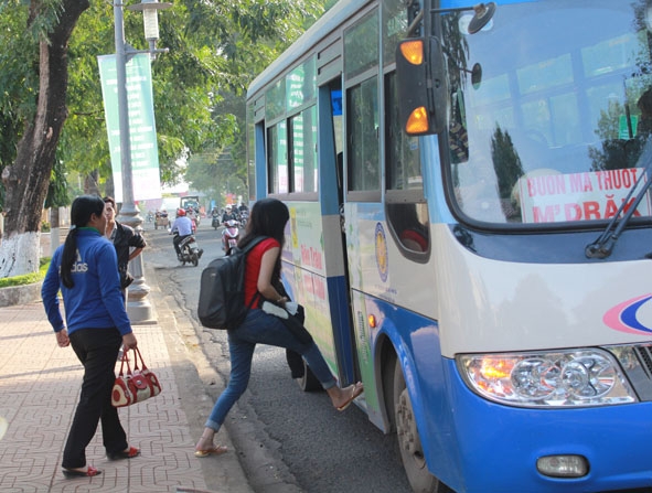 Hành khách đi xe buýt tuyến Buôn Ma Thuột - M'Drak.    