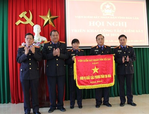 Tập thể lãnh đạo Viện KSND tỉnh nhận Cờ thi đua xuất sắc của Viện KSND Tối cao