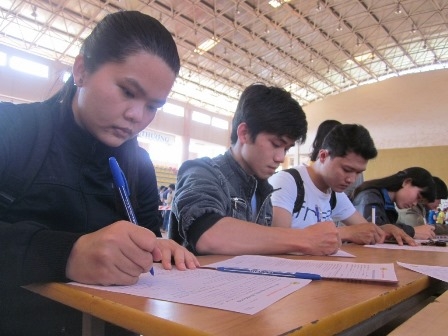 Các tình nguyện viên làm thủ tục đăng ký...