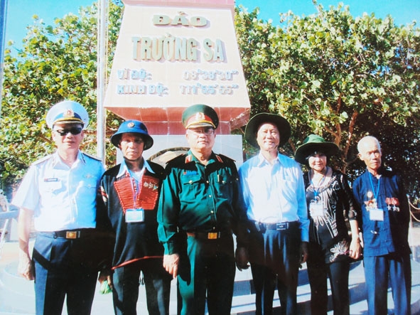  Già làng  Y Hơ Êban (thứ 2 từ  trái sang) chụp ảnh  lưu niệm  trên đảo Trường Sa (ảnh chụp lại).
