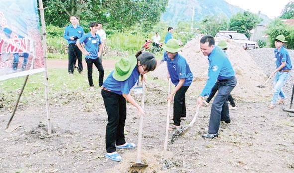 Thanh niên tình nguyện Mùa hè xanh xây dựng sân bóng chuyền tại buôn Krông (xã Ea Trul, huyện Krông Bông).