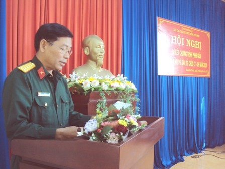 Đại tá Niê Brét, Phó Chủ nhiệm Chính trị Bộ Chỉ huy Quân sự tỉnh báo cáo kết quả