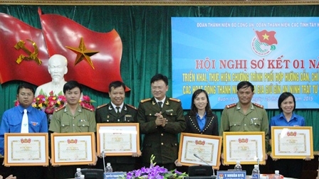 Đại diện Ban Thường vụ Đoàn thanh niên Bộ công an trao Bằng khen cho các tập thể có