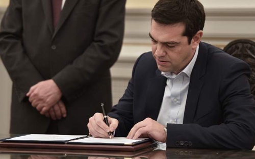 Ông Tsipras ký vào sổ trong lễ tuyên thệ nhậm chức tại Phủ Tổng thống ở Athen