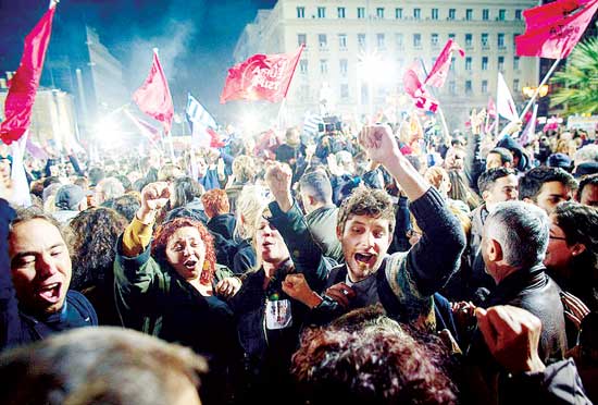 Người dân ủng hộ đảng cánh tả Syriza ăn mừng chiến thắng.