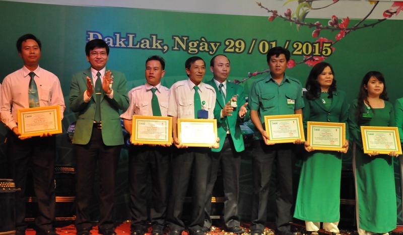 Ban lãnh đạo Mai Linh Dak Lak trao giấy khen tặng các cá nhân có nhiều đóng góp cho sự phát triển của công ty