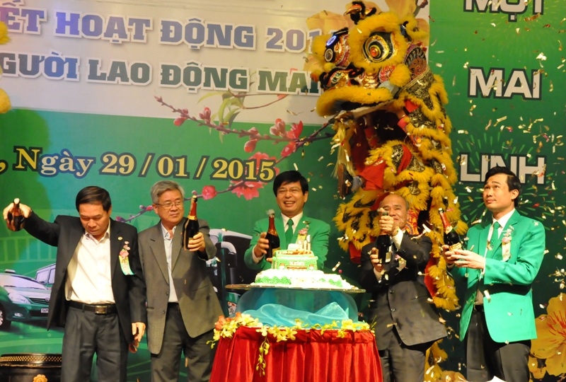 Ban lãnh đạo công ty và các đại biểu mở rượu mừng 10 năm thành lập Mai Linh Dak Lak