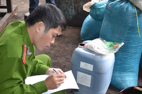 Lực lượng chức năng kiểm tra, lập biên bản tại cơ sở chế biến cà phê của ông Nguyễn Đình Quang tại thôn 13, xã Hòa Khánh, TP. Buôn Ma Thuột.  