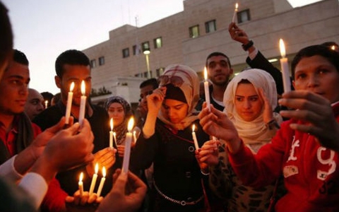 Nhiều người dân thắp nến tưởng niệm sự hy sinh của viên phi công Jordan (ảnh: Reuters)