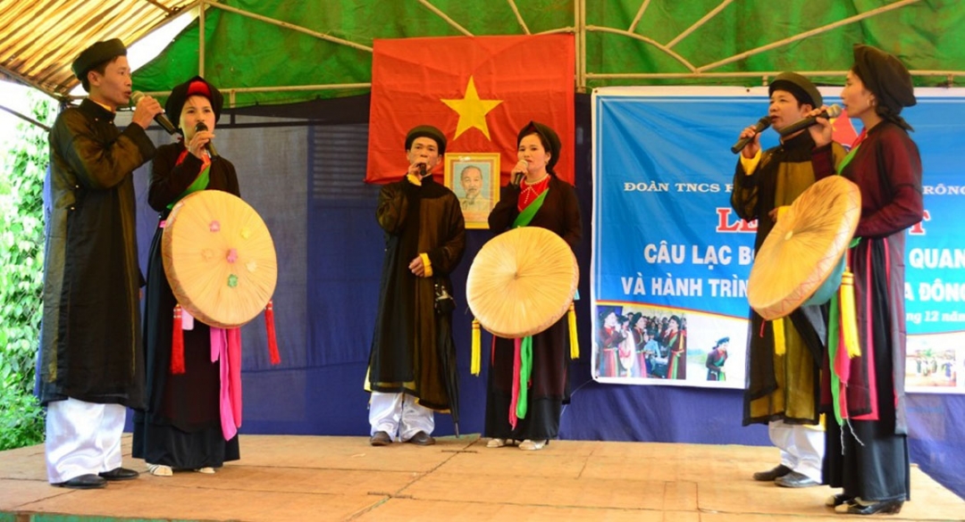 CLB hát dân ca Quan họ thôn Tân Bắc biểu diễn trong ngày ra mắt. 