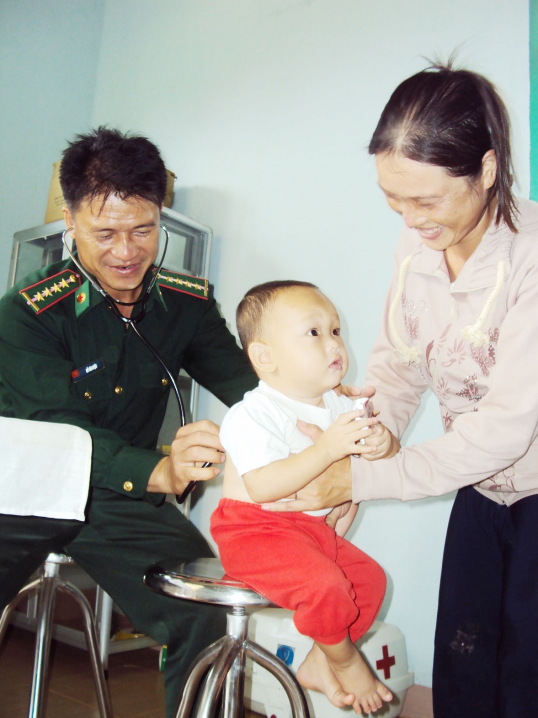 Nhân viên quân y khám bệnh cho trẻ em trên địa bàn xã.
