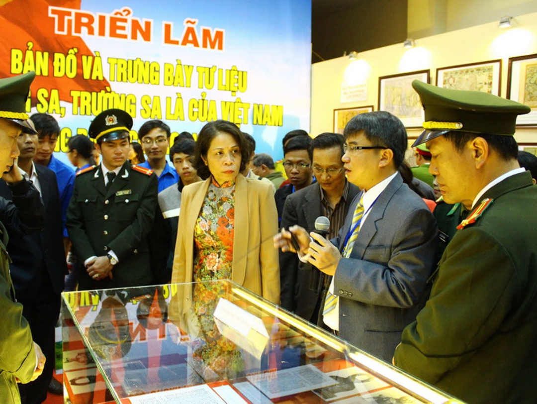 Nhiều hiện vật, tư liệu quý được trưng bày triển lãm tại Dak Lak thu hút sự quan tâm của mọi người. Ảnh: Hoàng Gia 