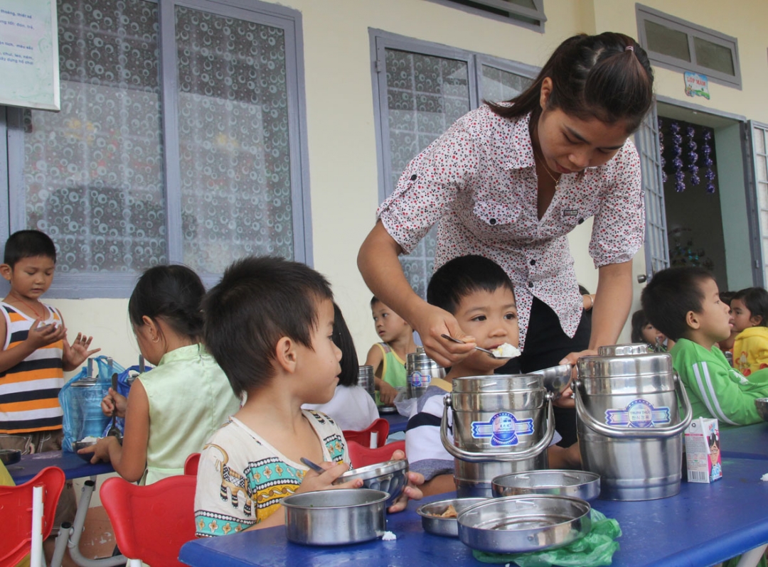 Nhờ mô hình bán trú dân nuôi, trẻ em xã Cư Pui được học 2 buổi/ngày.