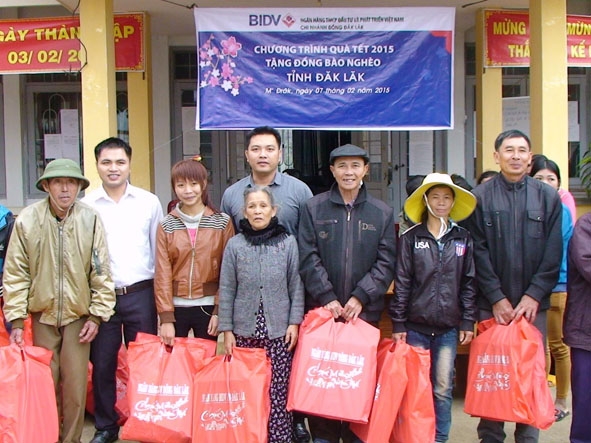 Ngân hàng Thương mại cổ phần Đầu tư và Phát triển - Chi nhánh Đông Dak Lak trao quà tặng các hộ đồng bào dân tộc thiểu số và hộ nghèo tại xã Ea Mlay nhân dịp tết Ất Mùi 2015. 