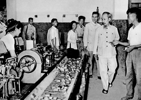 Chủ tịch Hồ Chí Minh thăm Nhà máy Diêm Thống Nhất trong những ngày đầu khôi phục kinh tế 1956 (Ảnh: T.L)