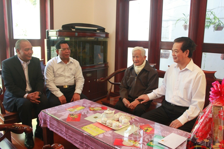 Thủ tướng Chính phủ Nguyễn Tấn Dũng và các đồng chí lãnh đạo tỉnh đến thăm, chúc sức khỏe Nguyên Bí thư Tỉnh ủy Huỳnh Văn Cần