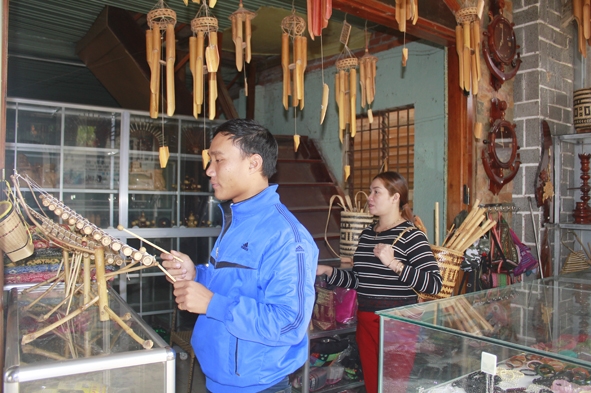  Khách du lịch thích thú với các sản phẩm du lịch Tây Nguyên tại Hợp tác xã du lịch Buôn Jun, thị trấn Liên Sơn, huyện Lak.