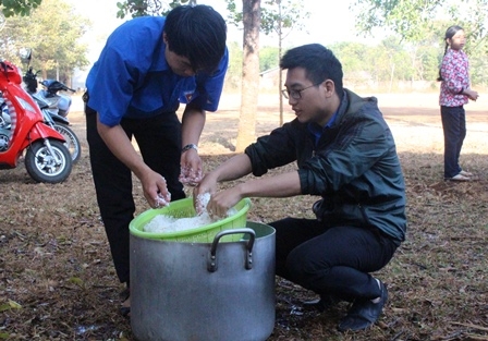 Các tình nguyện viên vo gạo nếp...