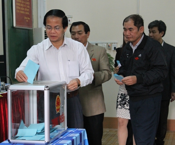Các đại biểu HĐND tỉnh bỏ phiếu bầu bổ sung chức danh Chủ tịch UBND tỉnh khóa VIII, nhiệm kỳ 2011-2016.