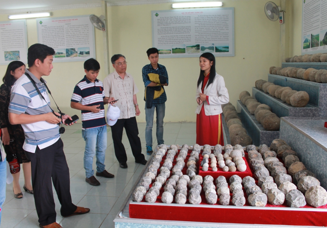 Những viên bi đá được dùng làm bánh lăn để vận chuyển các tảng đá từ núi đá An Tôn về xây Thành Nhà Hồ  Ảnh: Thuận Nguyễn