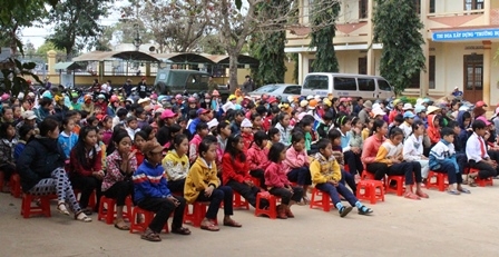 Đông đảo người dân và các em học sinh tham dự chương trình