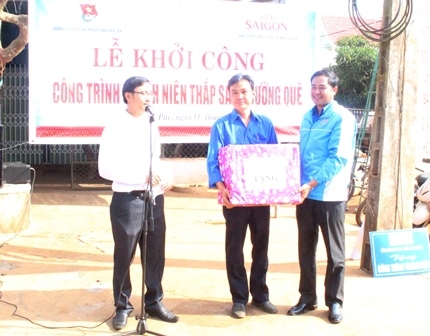 Đại diện Tỉnh Đoàn tặng dàn máy vi tính cho Đoàn xã Ea Yông
