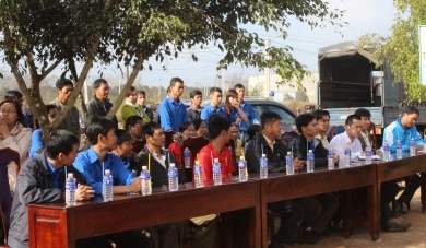 Đoàn viên thanh niên và người dân xã Ea Yông tham dự Lễ khởi công