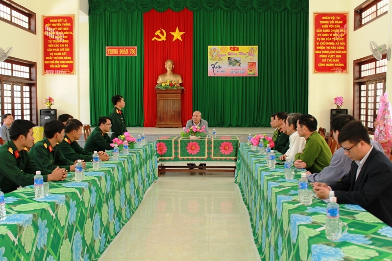 Nghe lãnh đạo Trung Đoàn 736 báo cáo tình hình kinh tế của đơn vị