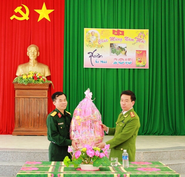 Đại diện lãnh đạo Công an tỉnh tặng quà cho Trung đoàn 736