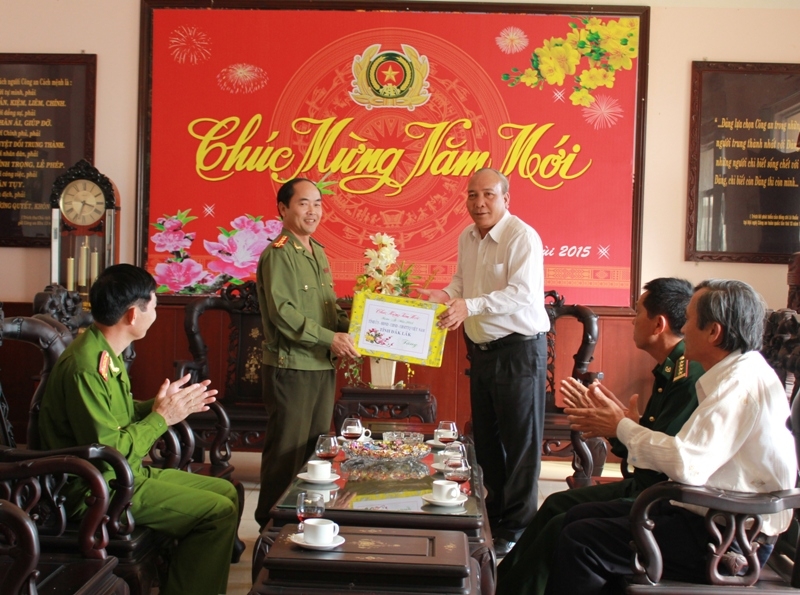 Trao quà cho Cục An ninh Tây Nguyên