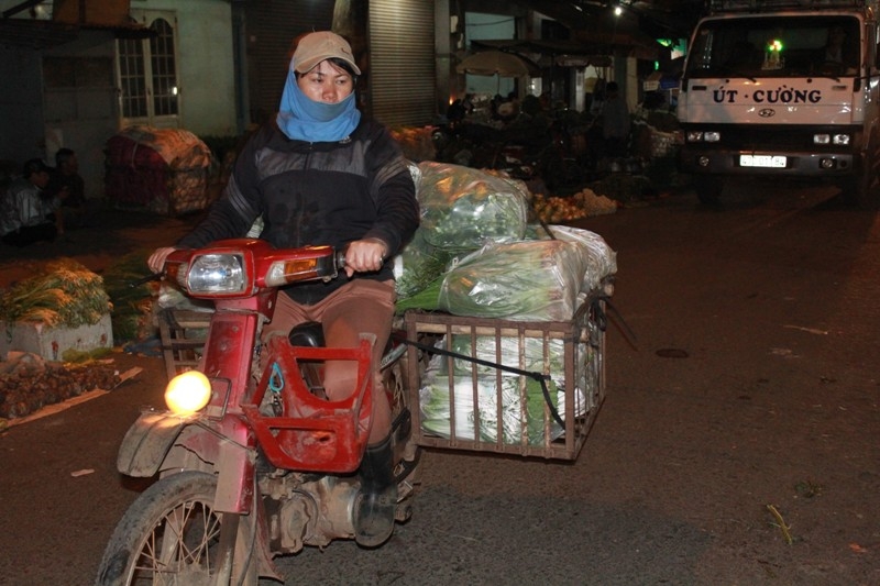 Hàng hóa ở chợ sỉ Tân An theo chân các tiểu thương đến các địa phương khác