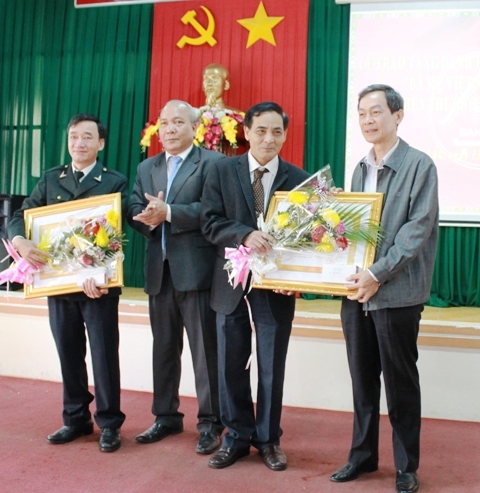 Thừa ủy quyền của Chủ tịch nước, Phó Chủ tịch Thường trực UBND tỉnh Y Dhăm Ênuôl trao tặng Huân chương Lao động hạng Nhất và hạng Nhì cho Sở Tài chính và Thanh tra tỉnh.