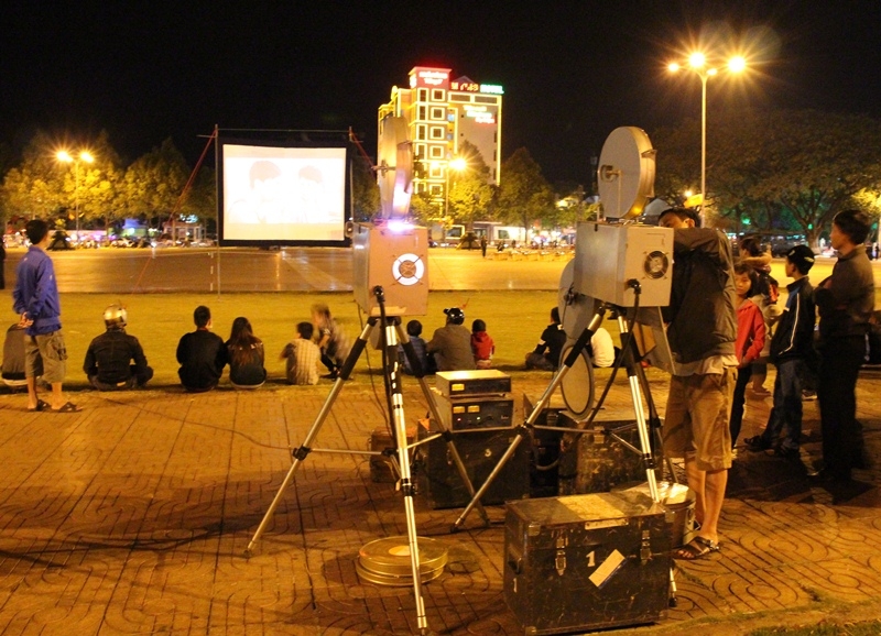 Để phục vụ người dân, Trung tâm Phát hành phim và Chiếu bóng tỉnh đã huy động 4 màn hình chiếu phim và ca nhạc