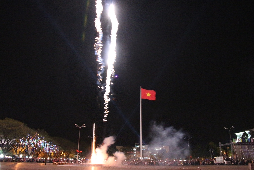 Thời khắc đã điểm, những màn bắn pháo hoa bay lên trời