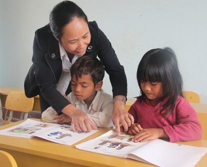 Dạy tiếng Ê đê cho học sinh ở Trường Tiểu học Nơ Trang Lơng ( xã Ea Yông, huyện Kr ông Pak). Ảnh tư liệu