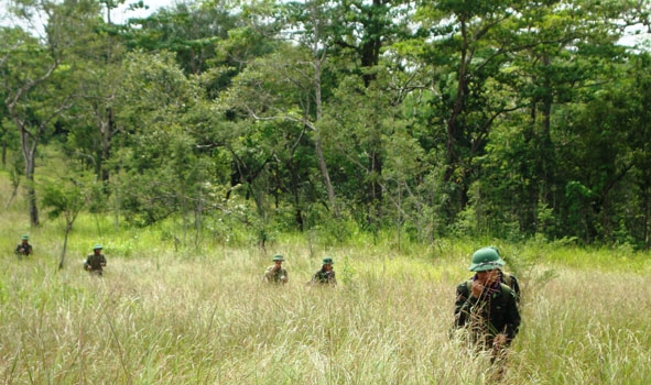 Lực lượng kiểm lâm Khu BTTN Ea Sô tuần tra, kiểm soát rừng. 