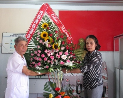 Phó Chủ tịch UBND tỉnh Mai Hoan Niê Kdăm tặng hoa chúc mừng Khu điều trị bệnh phong Ea Na