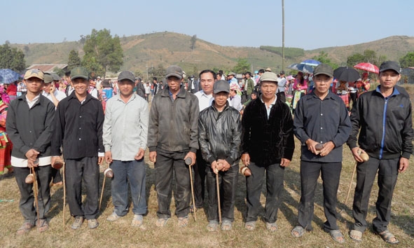 Đội cù thôn Ea Rớt (xã Cư Pui).   Ảnh: Tùng Lâm