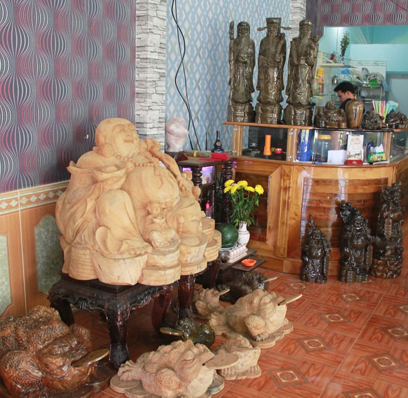 Các sản phẩm gỗ mỹ nghệ tinh xảo trưng bày nhiều tháng nay của một cửa hàng mỹ nghệ tại thị trấn Krông Năng (huyện Krông Năng) vẫn vắng khách.